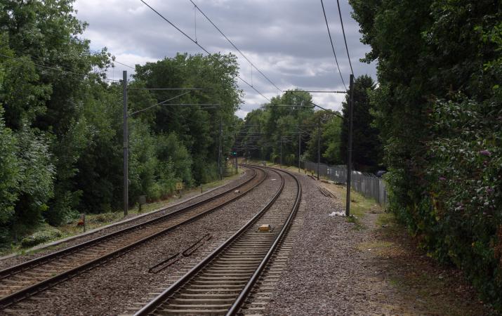 Looking west along the North London Line from the eastbound platform at Brondesbury By mattbuck (category) (Own work by mattbuck.) [CC BY-SA 2.0 (https://creativecommons.org/licenses/by-sa/2.0), CC BY-SA 3.0 (https://creativecommons.org/licenses/by-sa/3.0) or CC BY-SA 4.0 (https://creativecommons.org/licenses/by-sa/4.0)], via Wikimedia Commons